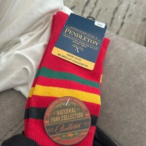 NWT Pendleton Woolen mills red Crew Socks, Size M